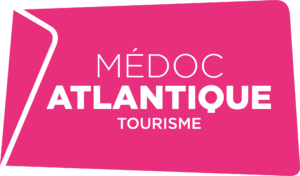 Logo de Médoc Atlantique Tourisme – fond rose avec texte blanc « MÉDOC ATLANTIQUE TOURISME »